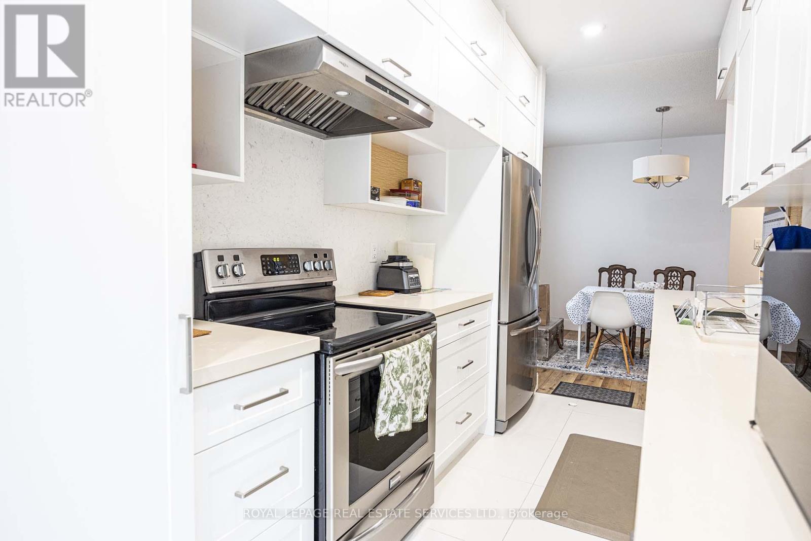 753 Village Green Boulevard, Mississauga, Ontario  L5E 3K2 - Photo 5 - W12995210