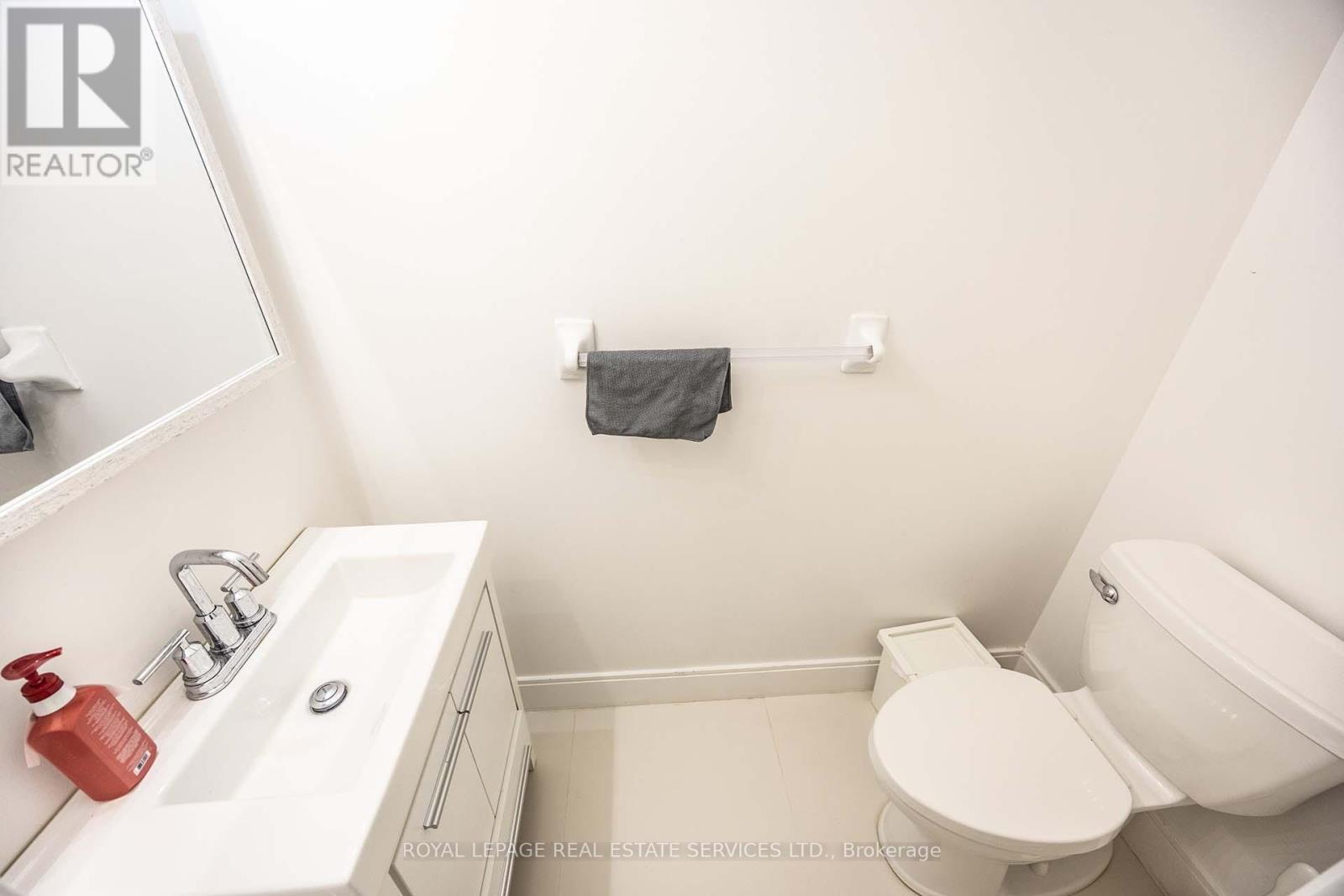 753 Village Green Boulevard, Mississauga, Ontario  L5E 3K2 - Photo 7 - W12995210