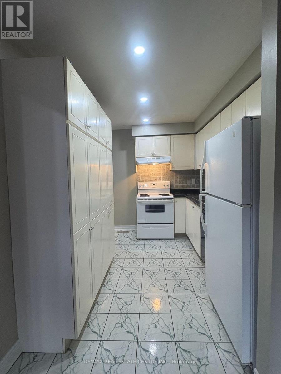 199 - 199 Baronwood Court, Brampton, Ontario  L6V 3H9 - Photo 3 - W12826218