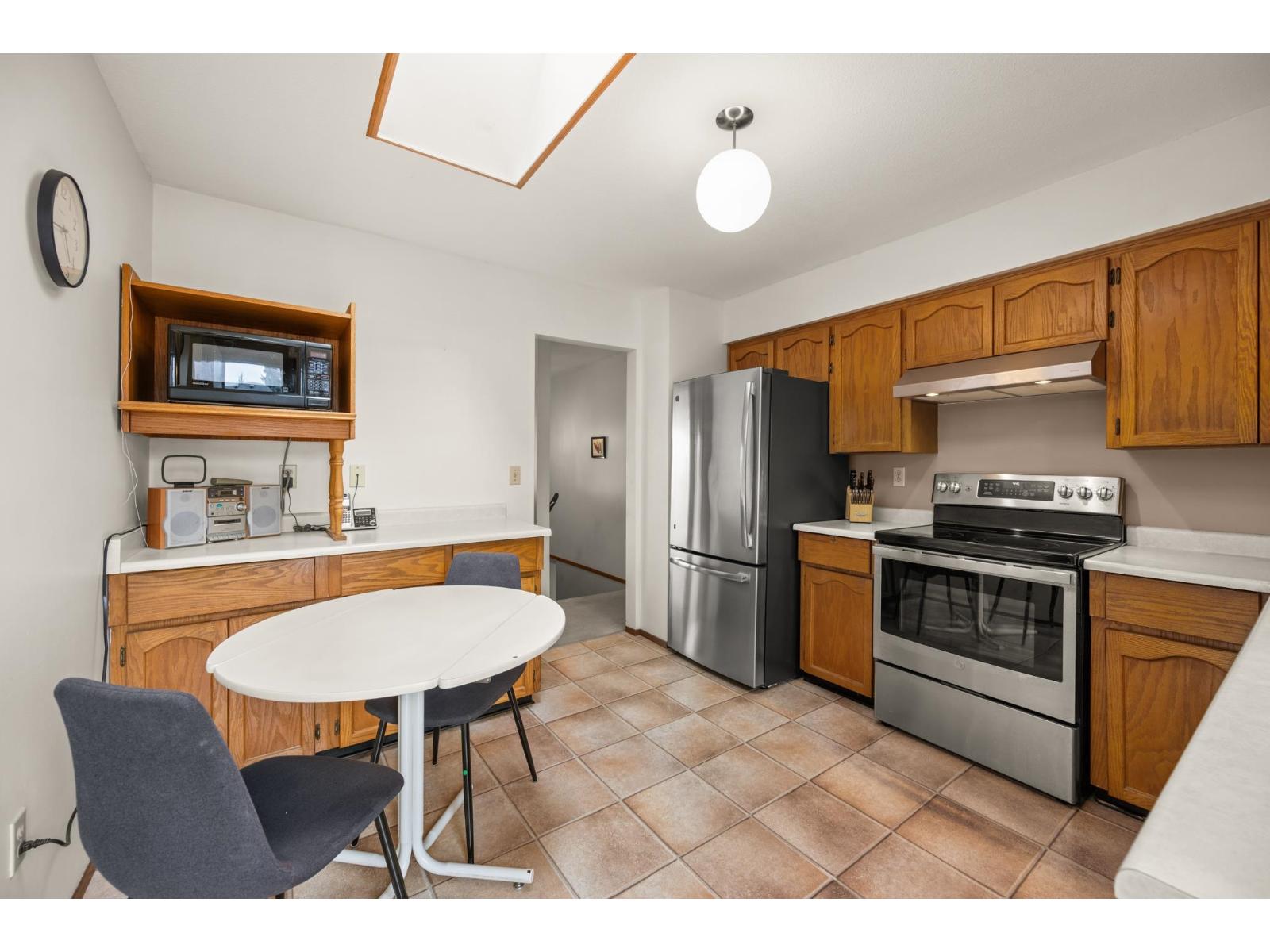 9315 213 Street, Langley, British Columbia  V1M 1Z6 - Photo 3 - R3112451