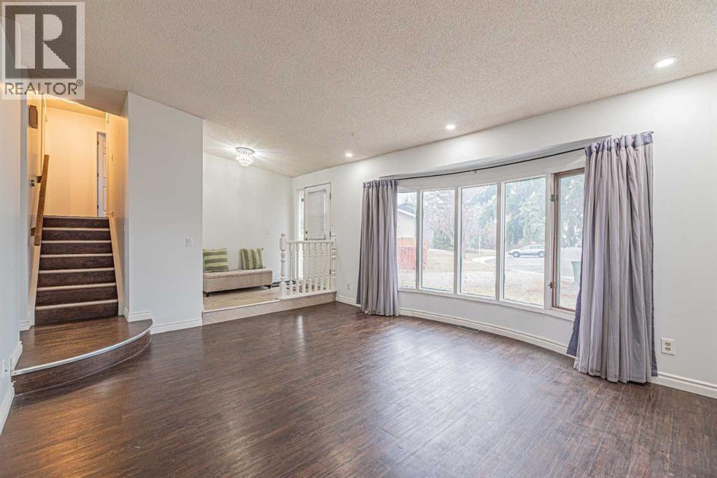 64 Castledale Crescent Ne, Calgary, Alberta  T3J 1X4 - Photo 5 - A2303317