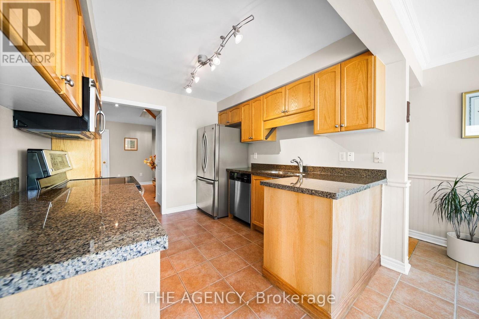 18 Wildflower Drive, Richmond Hill, Ontario  L4E 3Y5 - Photo 9 - N13018938