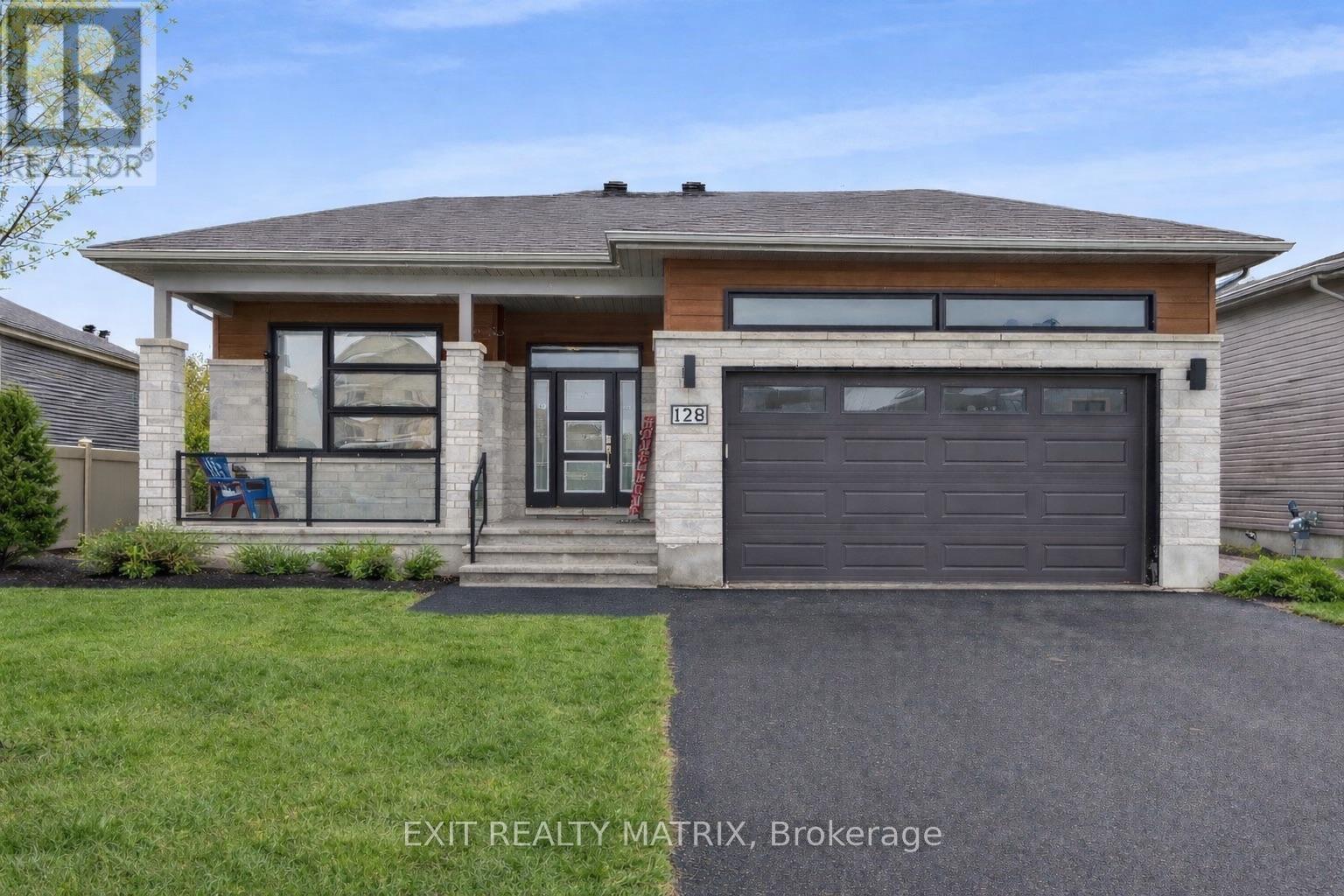 128 LYON STREET, Russell, Ontario