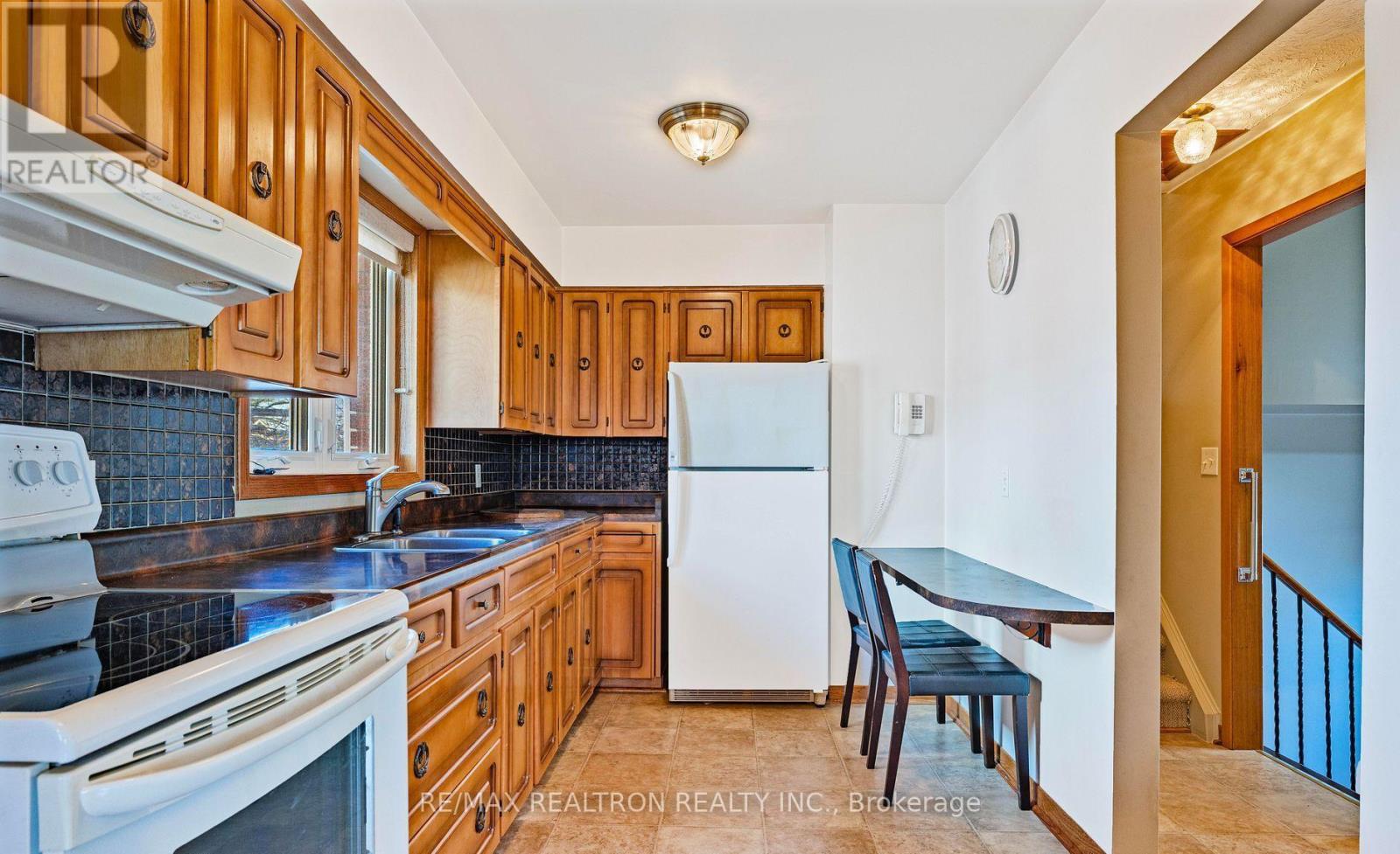 143 Peel Street, Barrie, Ontario  L4M 3L7 - Photo 4 - S13018808