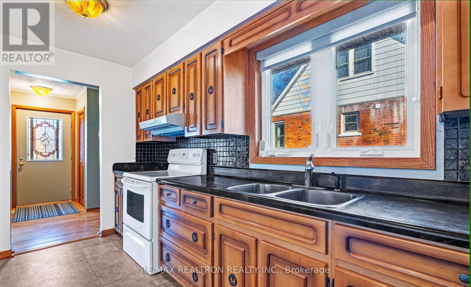 143 Peel Street, Barrie, Ontario  L4M 3L7 - Photo 6 - S13018808