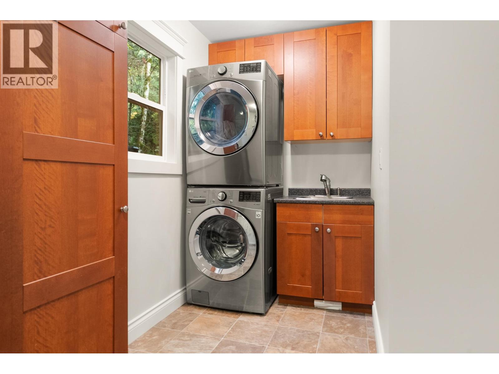 1530 Lighthall Court, North Vancouver, British Columbia  V7G 2G2 - Photo 28 - R3111438