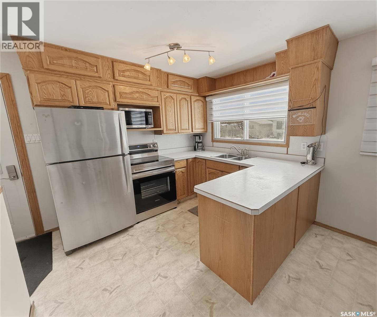 525 6th Avenue Nw, Swift Current, Saskatchewan  S9H 0Y4 - Photo 2 - SK033340