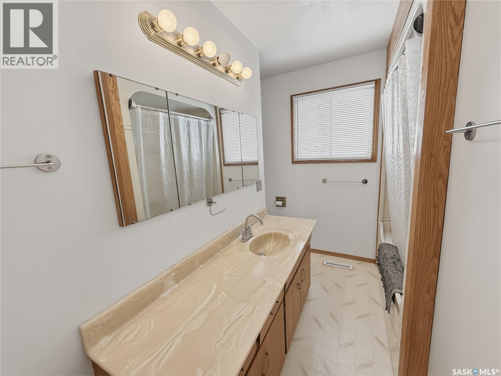 525 6th Avenue Nw, Swift Current, Saskatchewan  S9H 0Y4 - Photo 9 - SK033340