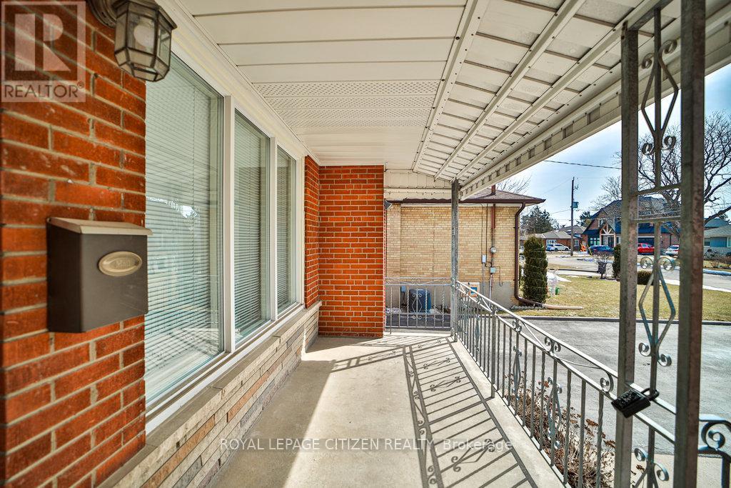 34 Belleglade Court, Toronto, Ontario  M9M 2W4 - Photo 7 - W13018852