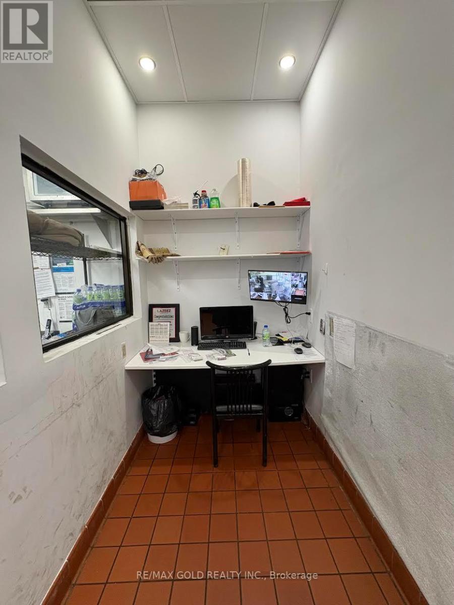 4 - 573 Rogers Road, Toronto, Ontario  M6M 1B7 - Photo 11 - W13018942