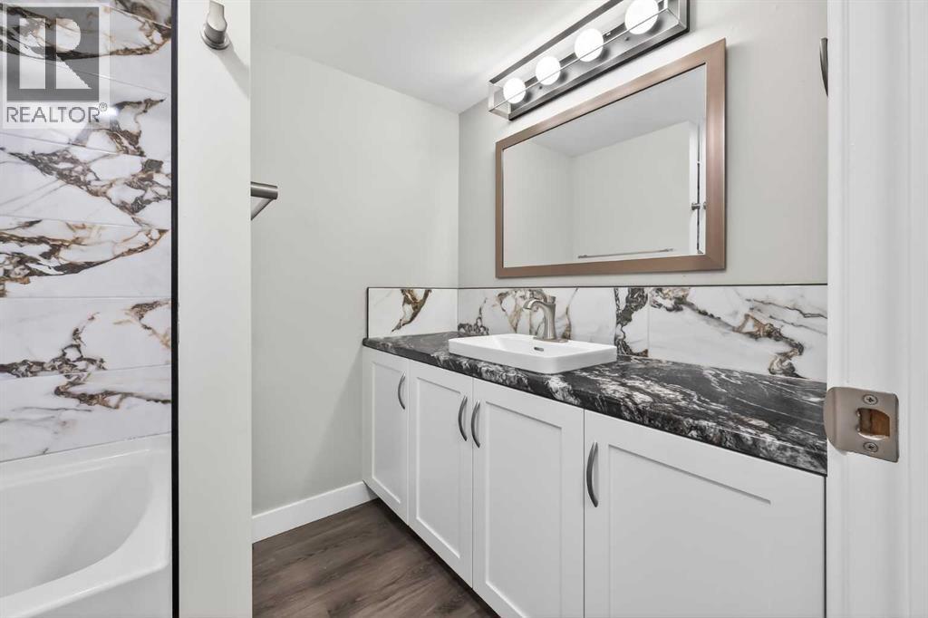 7717 & 7719 41 Avenue NW, Calgary, Alberta  T3B 1X7 - Photo 7 - A2301698