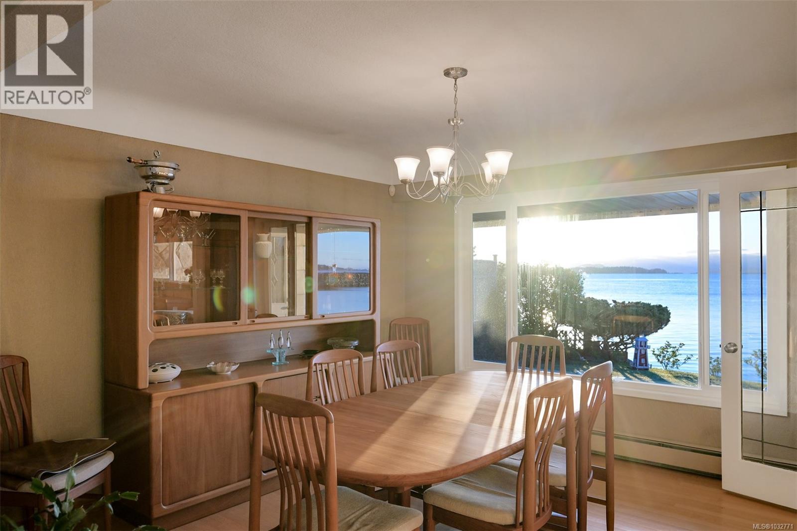 2543 Shoreacres Rd, Sidney, British Columbia  V8L 2E3 - Photo 3 - 1032771