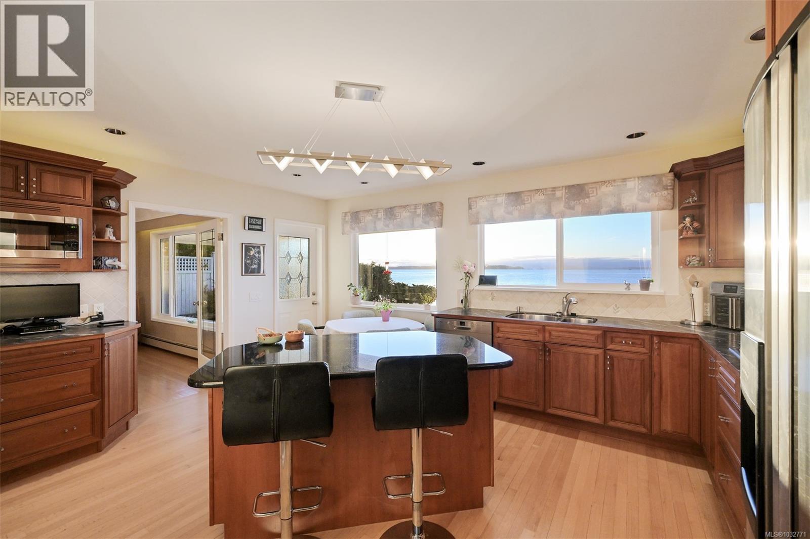 2543 Shoreacres Rd, Sidney, British Columbia  V8L 2E3 - Photo 4 - 1032771