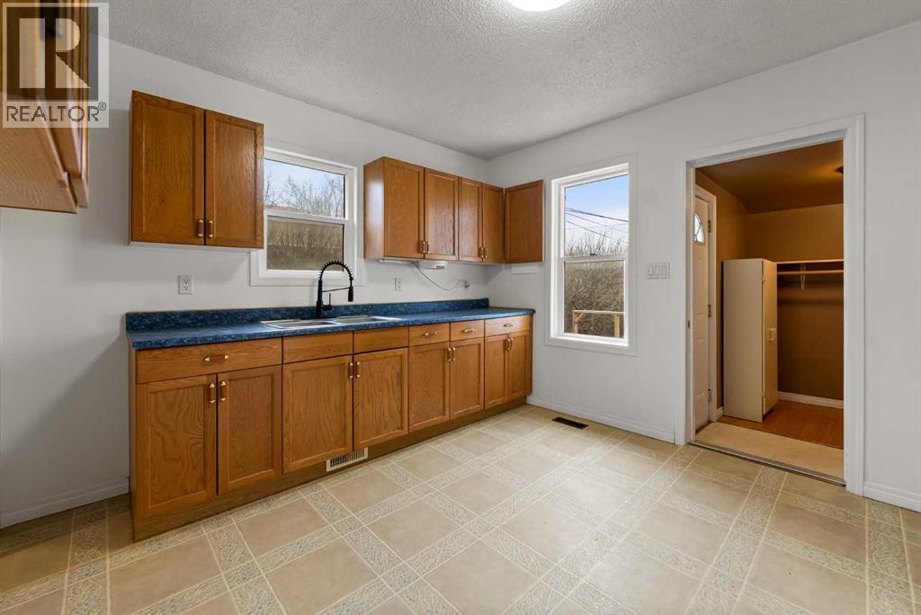 4901 45 Street, Camrose, Alberta  T4V 1E3 - Photo 8 - A2288612