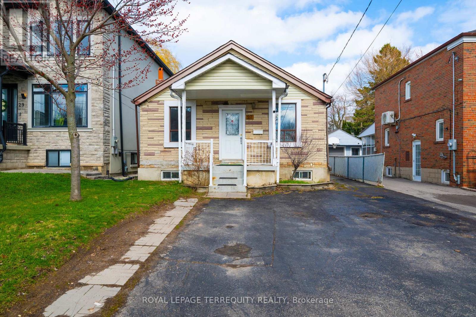 27 Phillip Avenue, Toronto, Ontario  M1N 3P8 - Photo 2 - E13019008