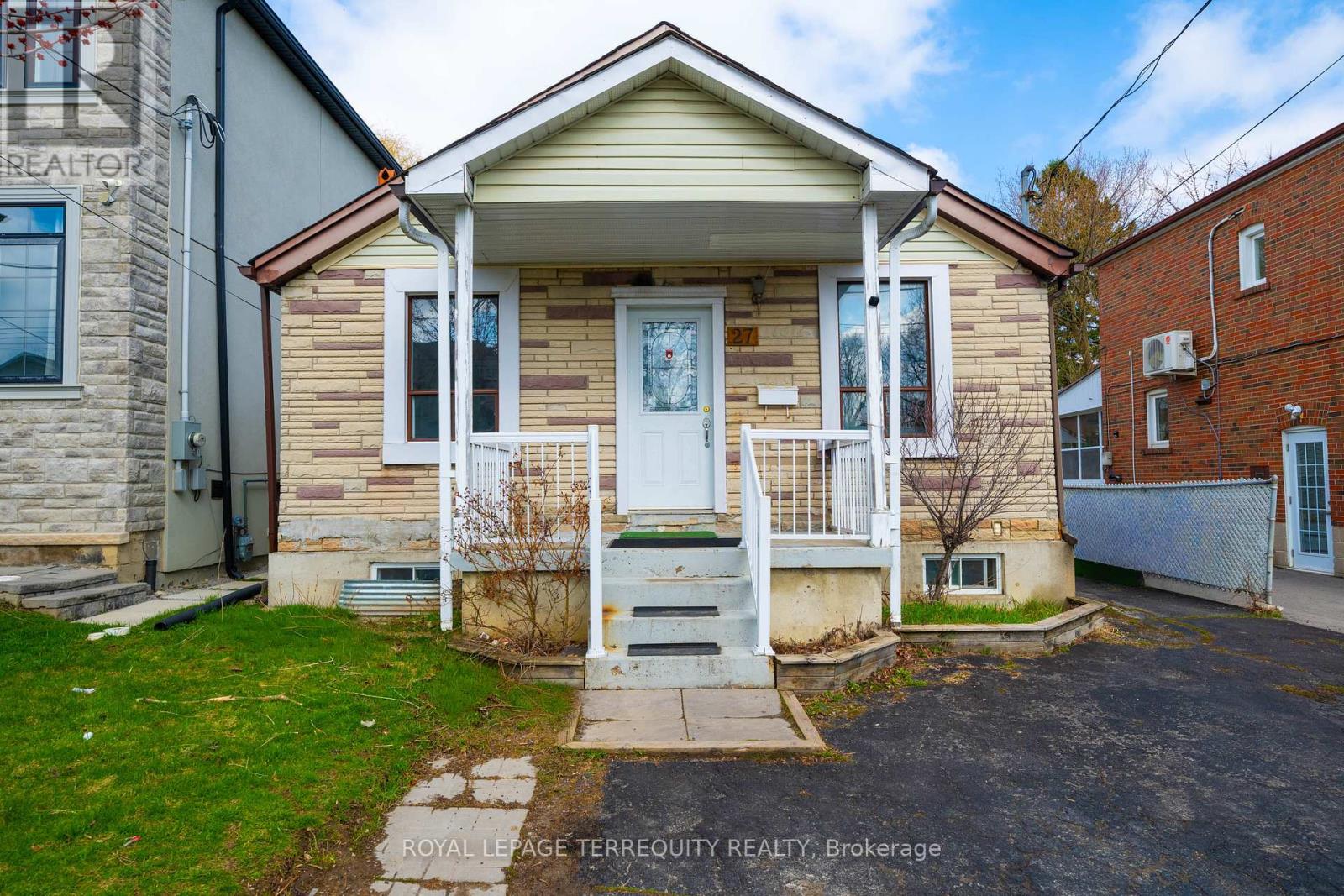 27 Phillip Avenue, Toronto, Ontario  M1N 3P8 - Photo 4 - E13019008