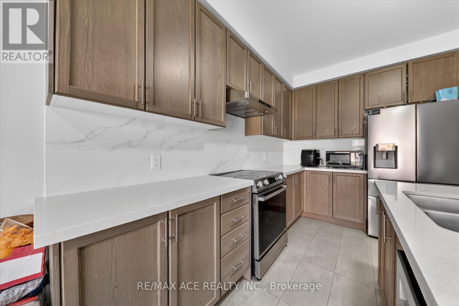 218 Flood Avenue, Clarington, Ontario  L1B 0W6 - Photo 10 - E13019054