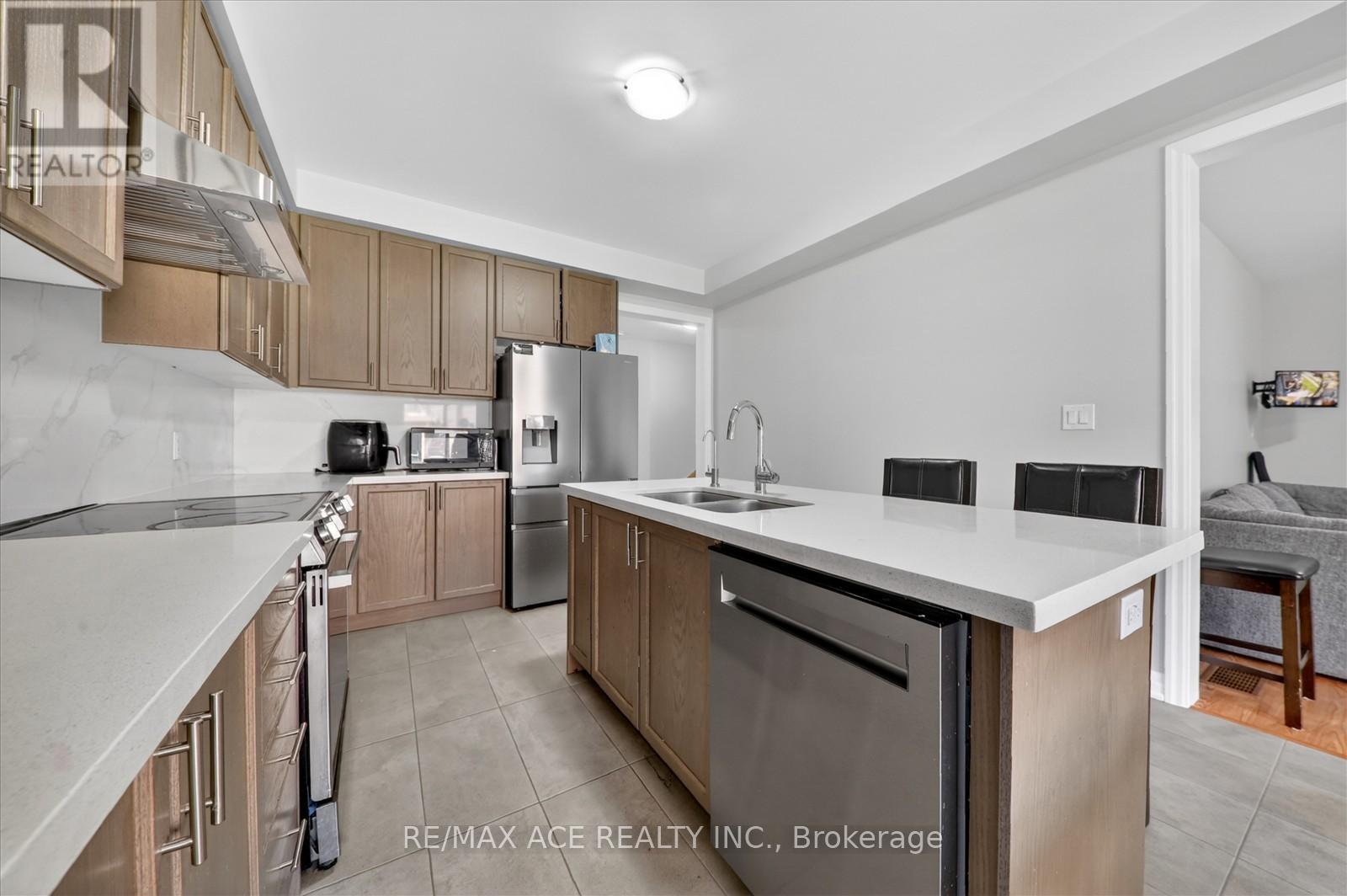 218 Flood Avenue, Clarington, Ontario  L1B 0W6 - Photo 11 - E13019054