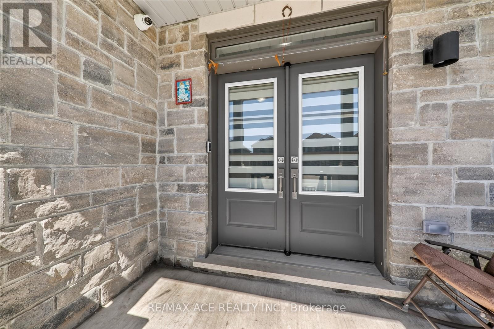 218 Flood Avenue, Clarington, Ontario  L1B 0W6 - Photo 3 - E13019054