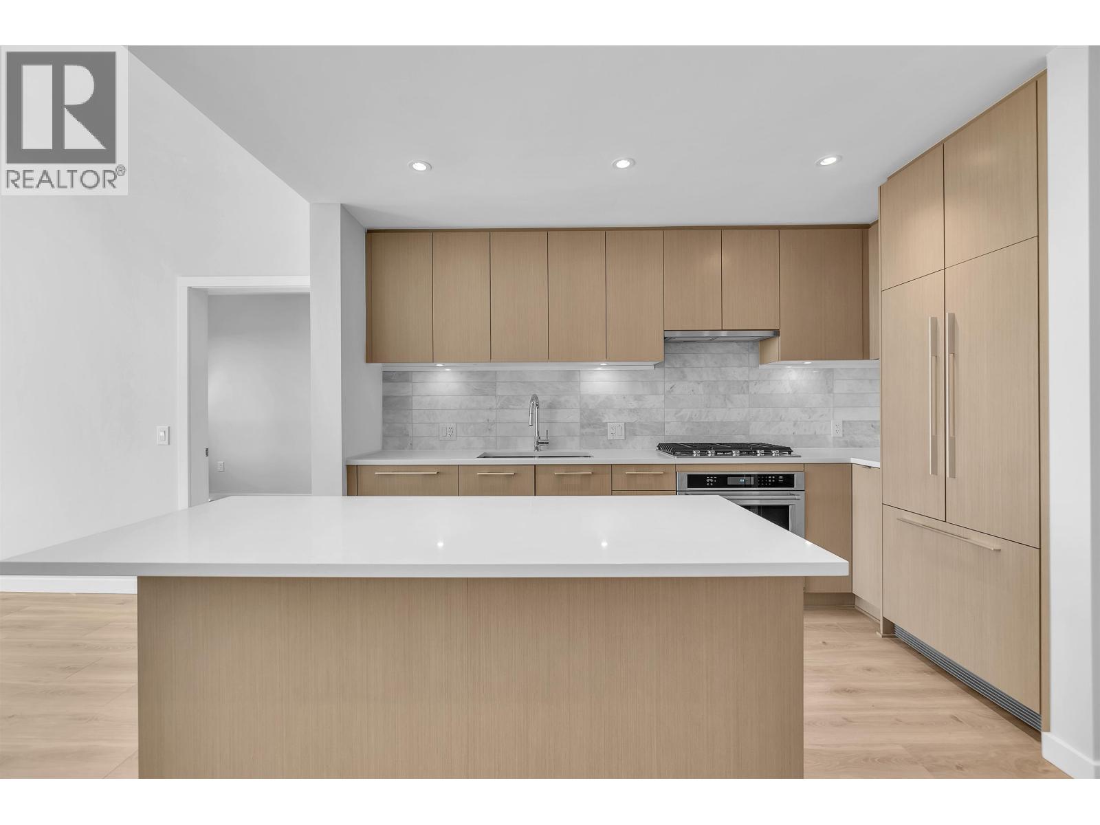 605 110 E 17th Street, North Vancouver, British Columbia  V7L 0K4 - Photo 2 - R3113166