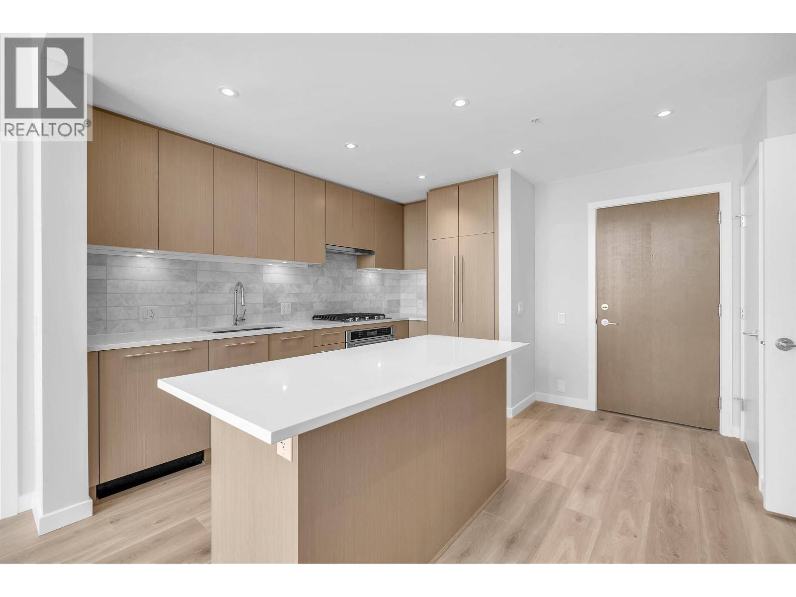 605 110 E 17th Street, North Vancouver, British Columbia  V7L 0K4 - Photo 3 - R3113166