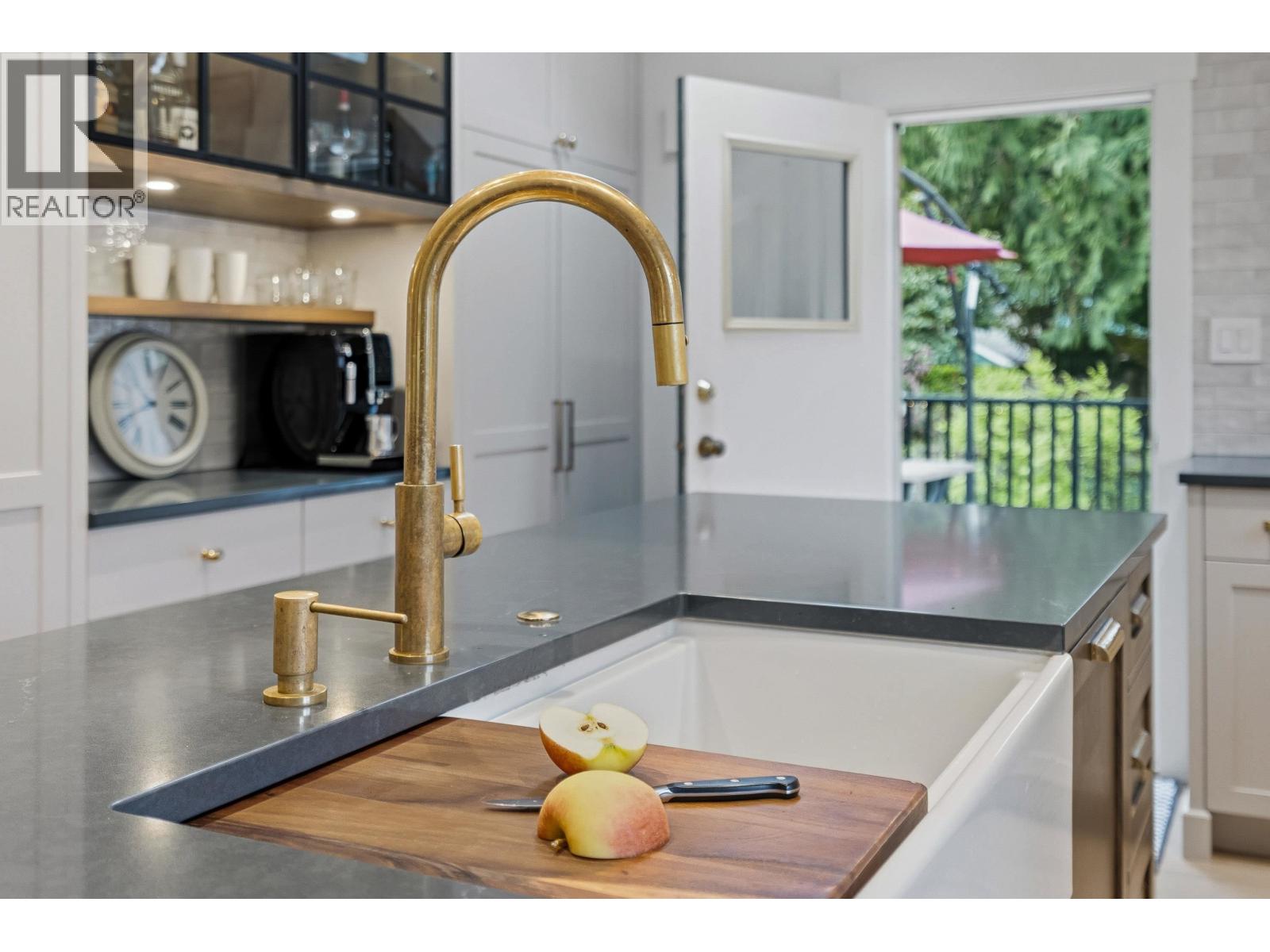 1335 Ridgewood Drive, North Vancouver, British Columbia  V7R 1J4 - Photo 12 - R3113138