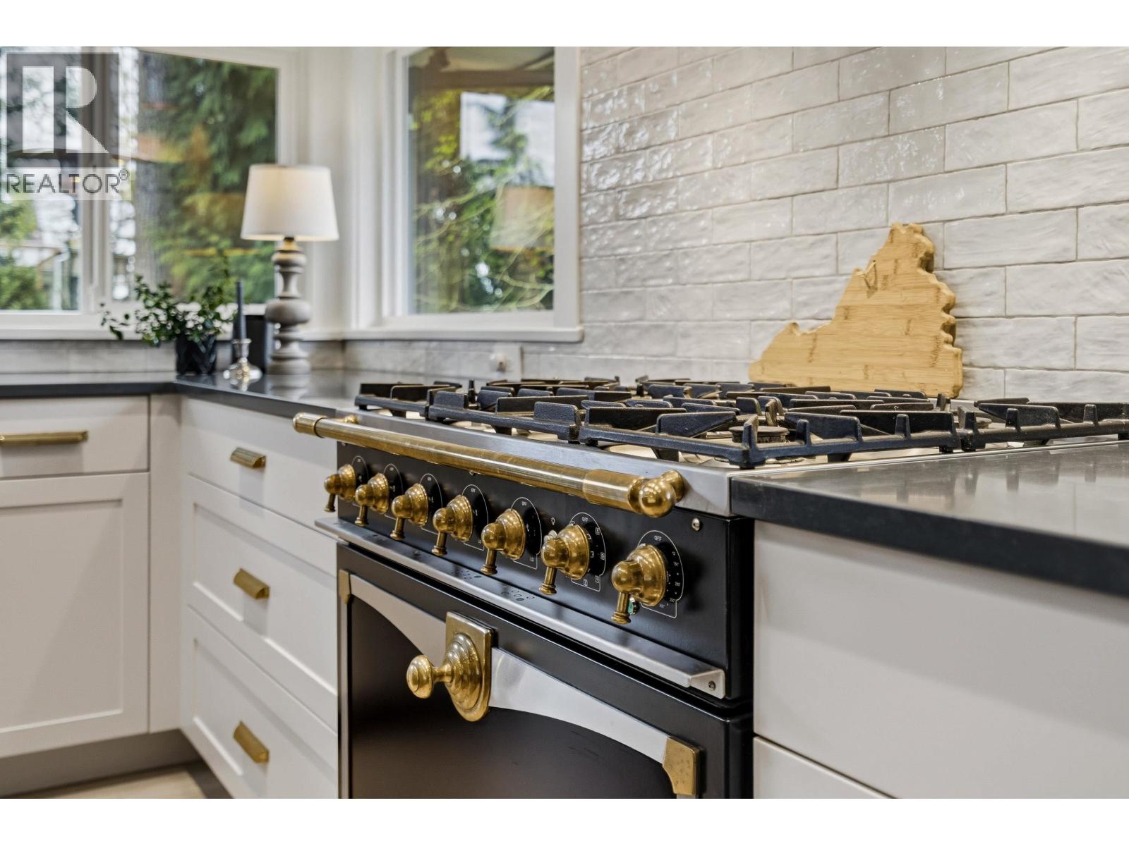 1335 Ridgewood Drive, North Vancouver, British Columbia  V7R 1J4 - Photo 15 - R3113138