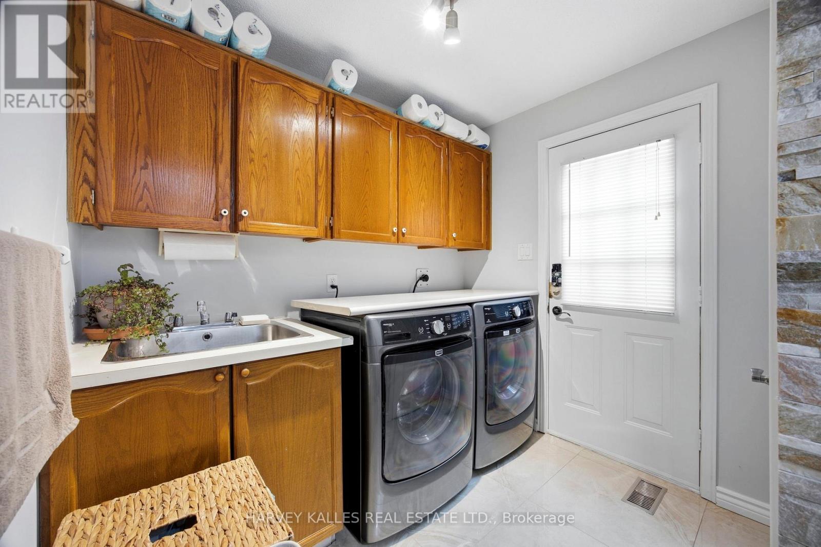 682 Willowbank Trail, Mississauga, Ontario  L4W 3L8 - Photo 16 - W13019040