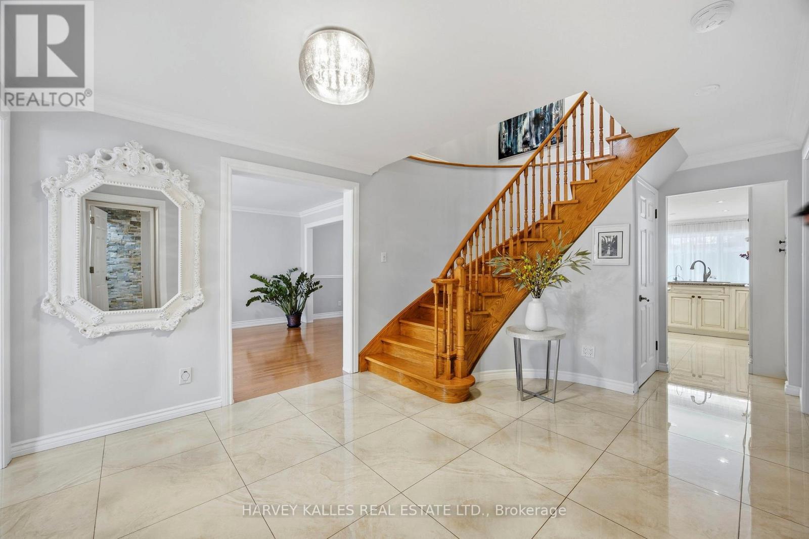 682 Willowbank Trail, Mississauga, Ontario  L4W 3L8 - Photo 17 - W13019040