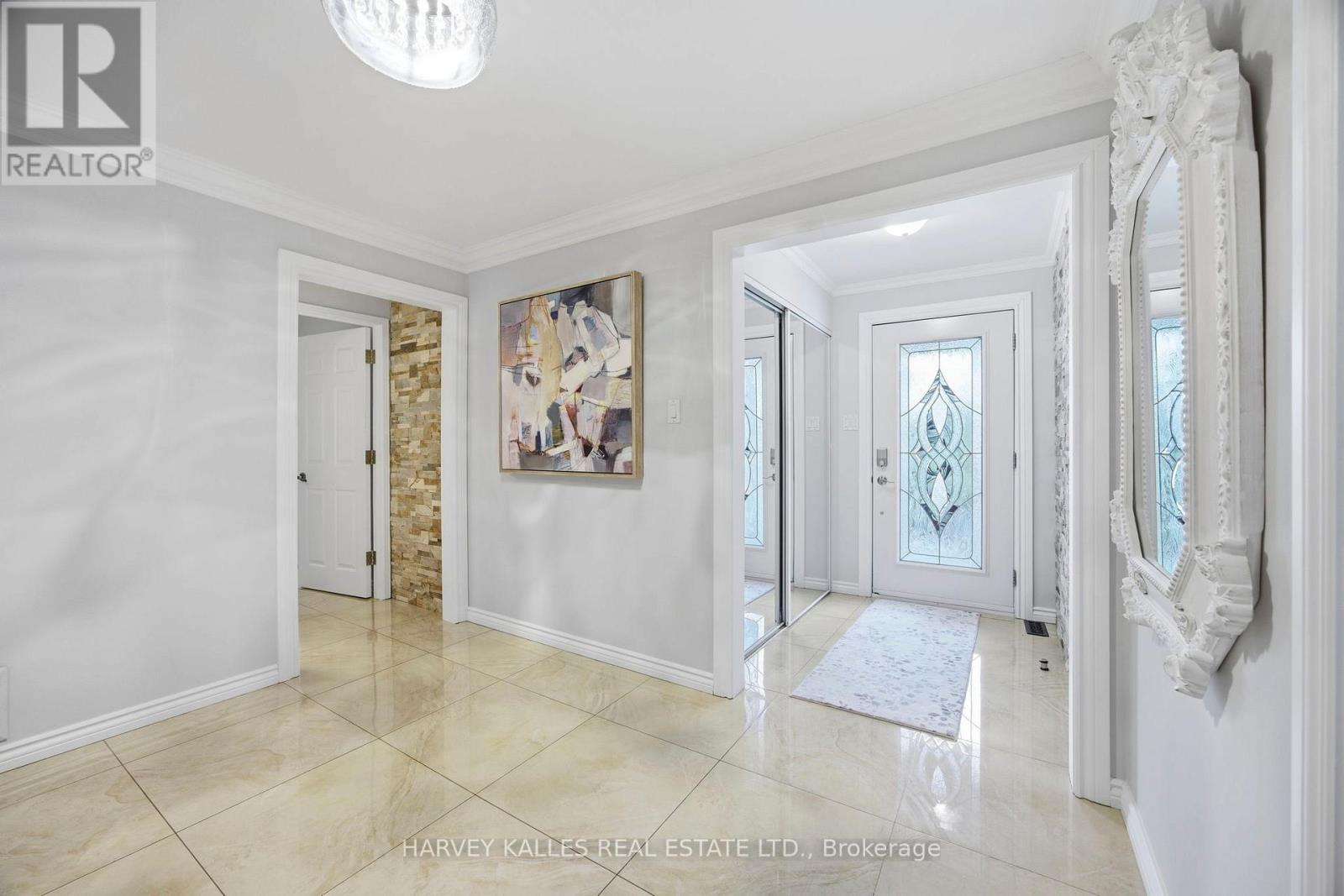 682 Willowbank Trail, Mississauga, Ontario  L4W 3L8 - Photo 2 - W13019040