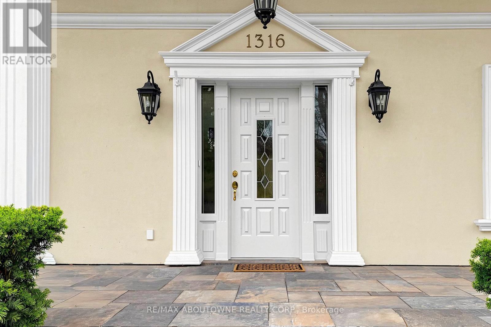 1316 Cambridge Drive, Oakville, Ontario  L6J 1S3 - Photo 3 - W13019156