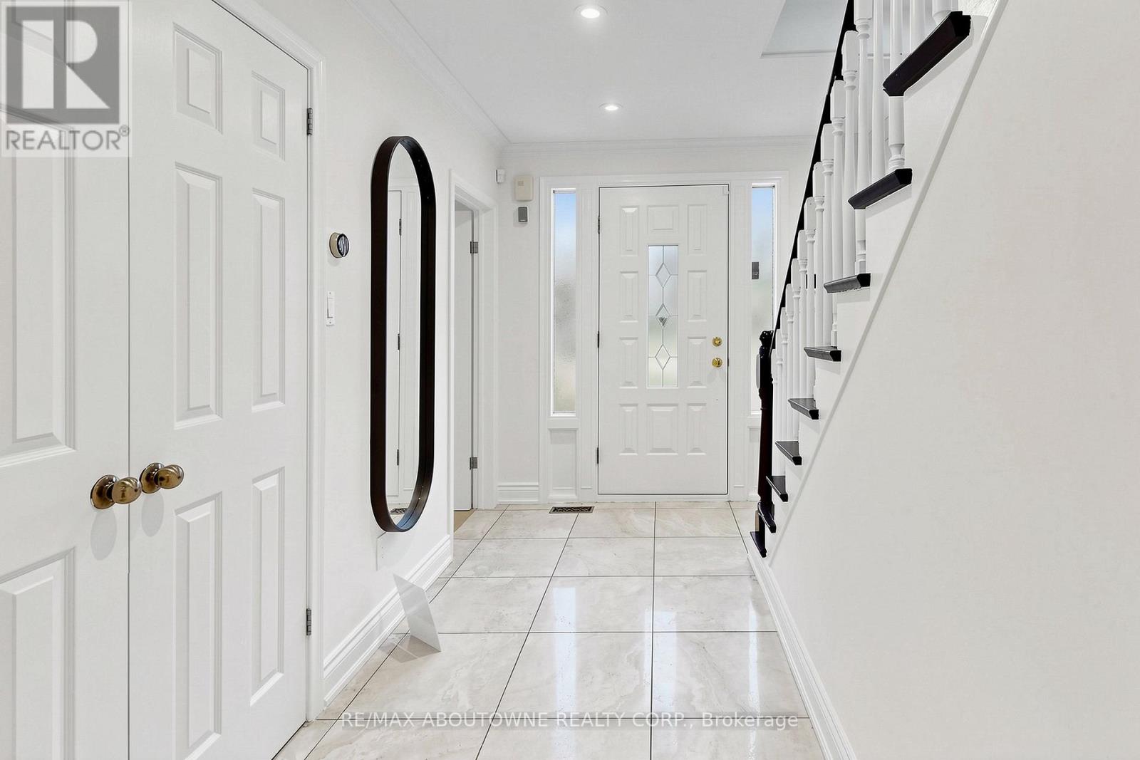 1316 Cambridge Drive, Oakville, Ontario  L6J 1S3 - Photo 4 - W13019156