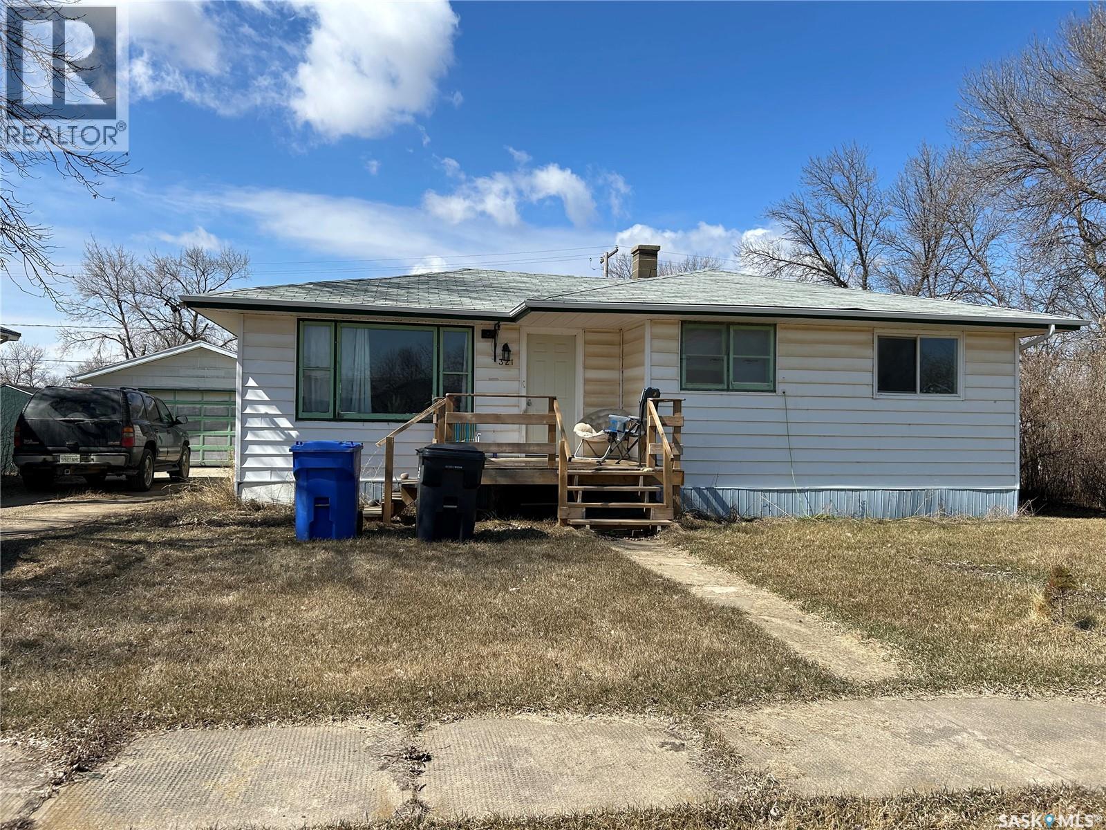 321 3rd Street, Frobisher, Saskatchewan  S0C 0Y0 - Photo 1 - SK033324