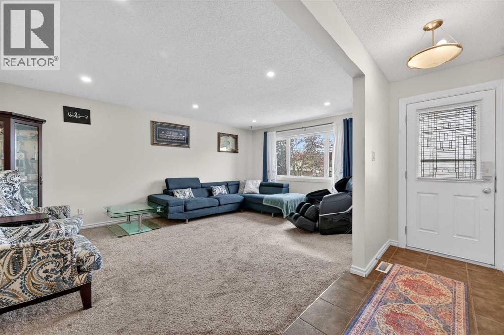 5835 28 Avenue Ne, Calgary, Alberta  T1Y 2E4 - Photo 4 - A2300329