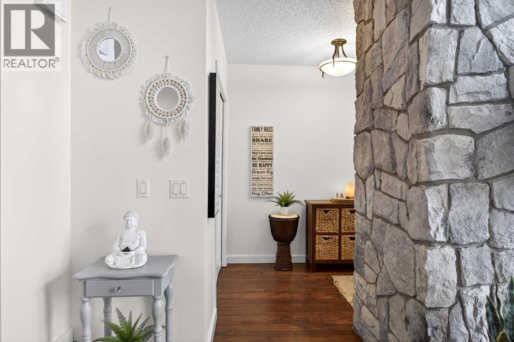 26, 28 Berwick Crescent NW, Calgary, Alberta  T3K 1Y7 - Photo 8 - A2302102