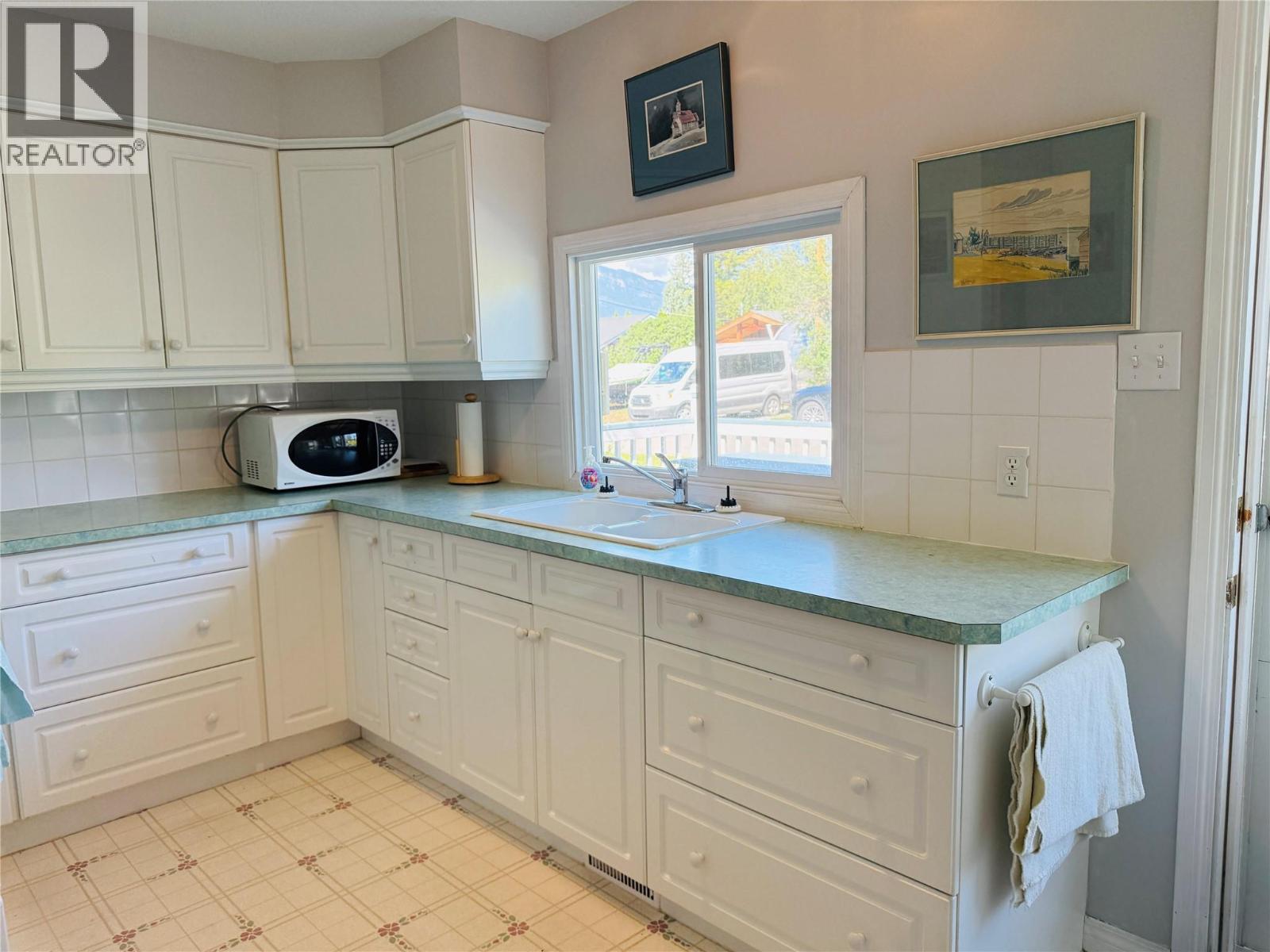 4688 Poplar Street, Windermere, British Columbia  V0B 2L2 - Photo 6 - 10357926