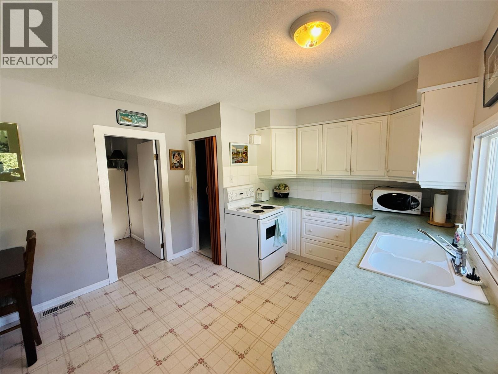 4688 Poplar Street, Windermere, British Columbia  V0B 2L2 - Photo 5 - 10357926