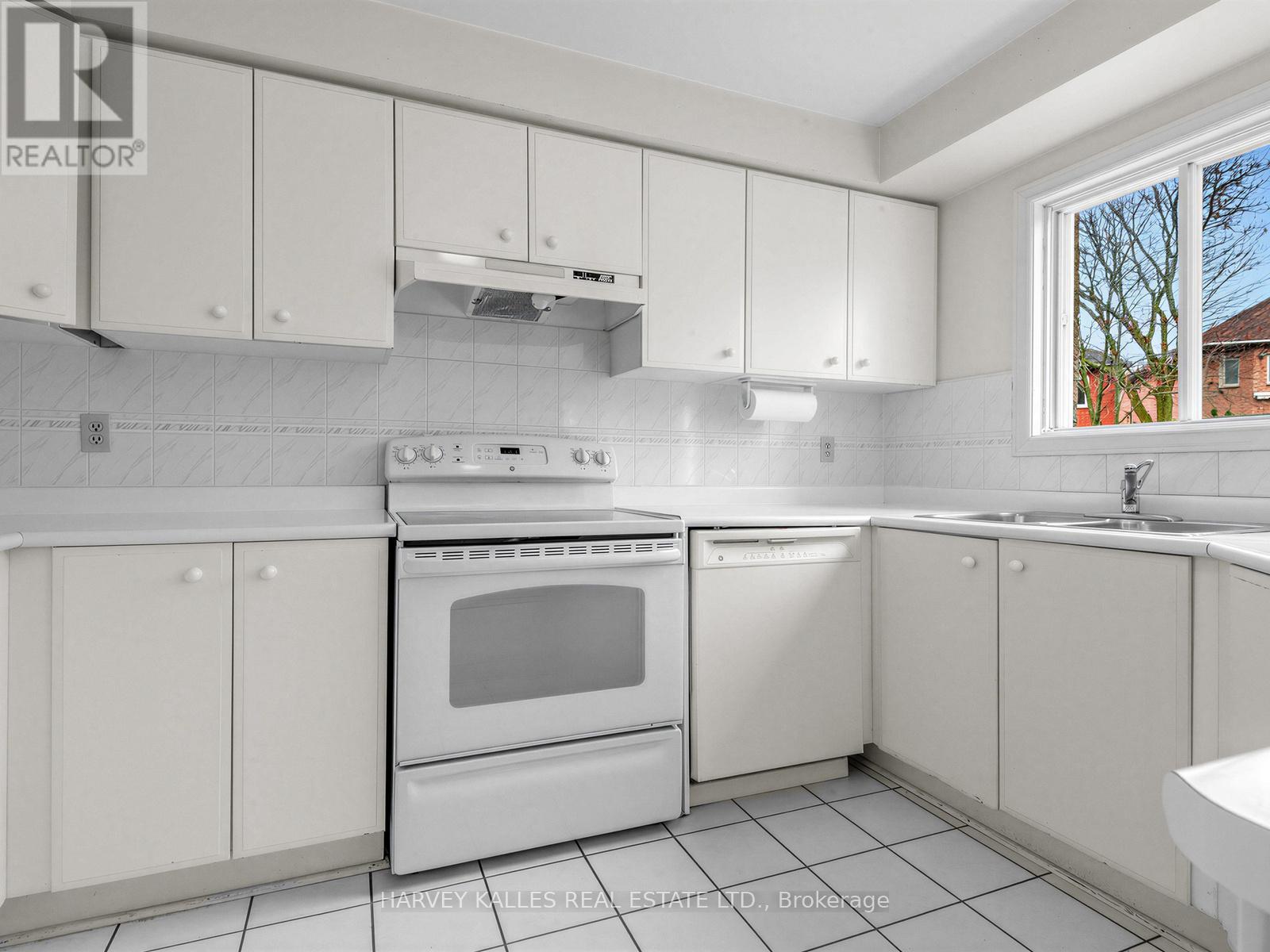 82 Bowring Walk, Toronto, Ontario  M3H 5Z7 - Photo 9 - C13019262