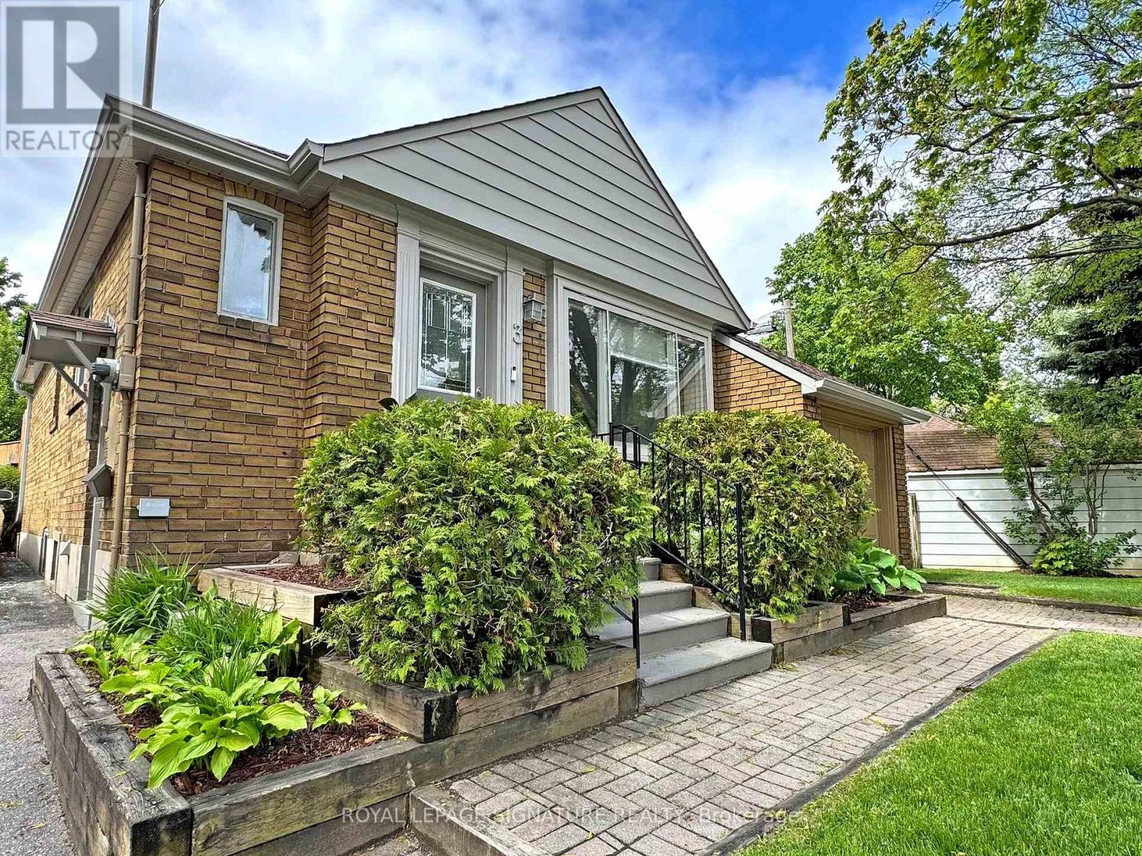 3 Kenrae Road, Toronto, Ontario  M4G 1X9 - Photo 2 - C13019306