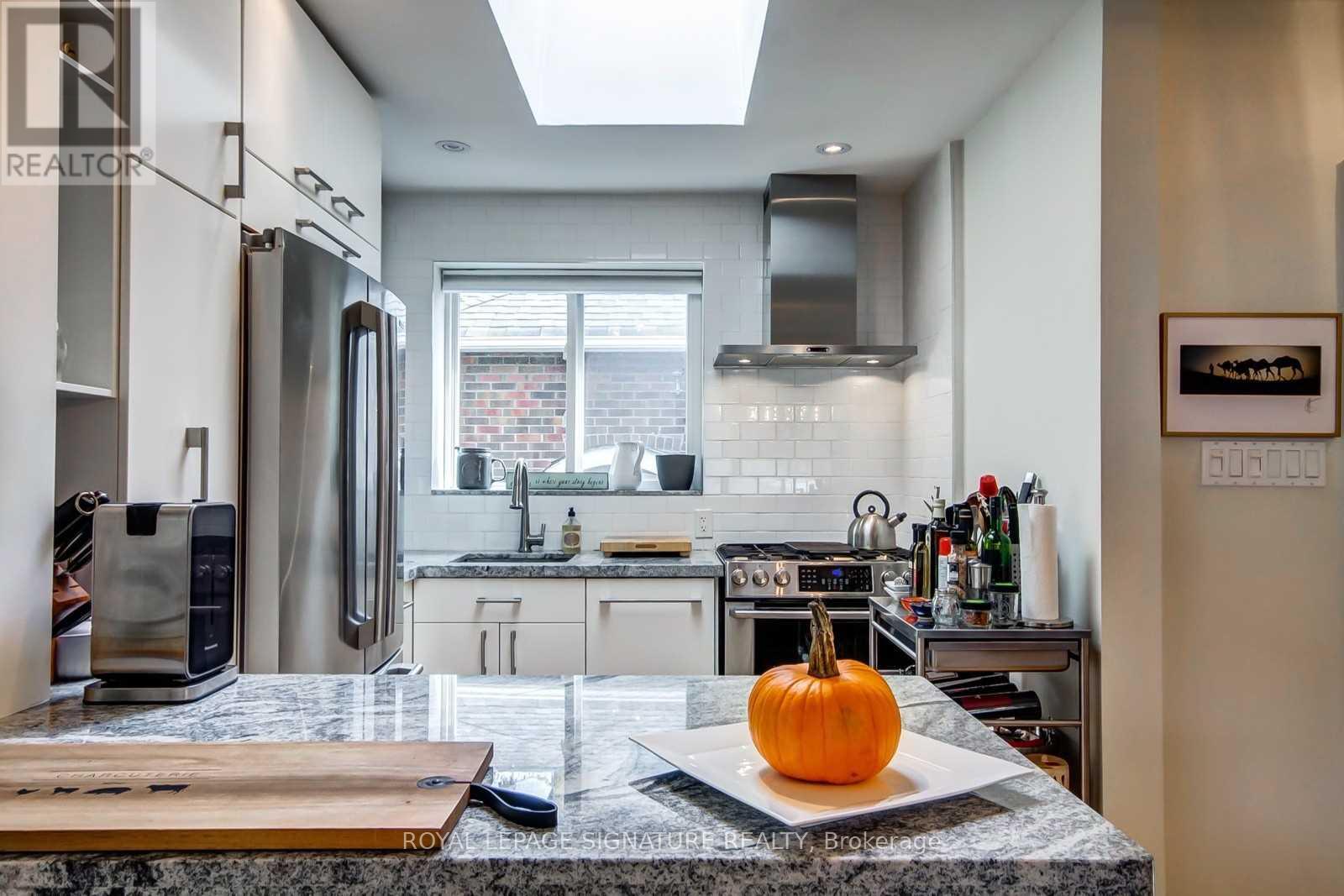 3 Kenrae Road, Toronto, Ontario  M4G 1X9 - Photo 8 - C13019306