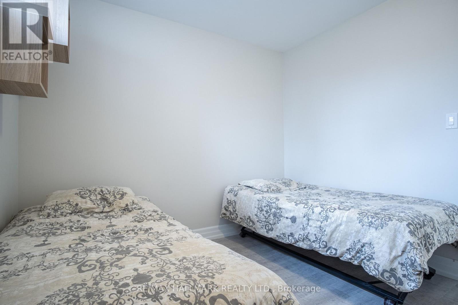 35 Roberta Drive, Toronto, Ontario  M6A 2J6 - Photo 6 - C13019352