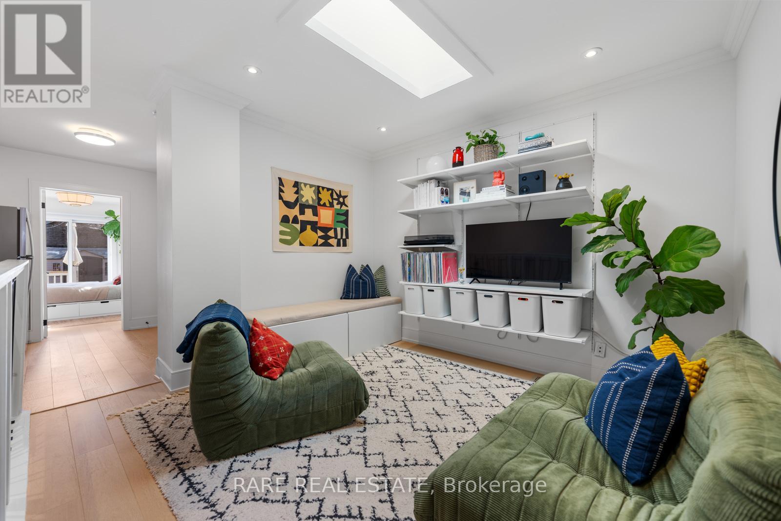 283 Chisholm Avenue, Toronto, Ontario  M4C 4W5 - Photo 5 - E13019246