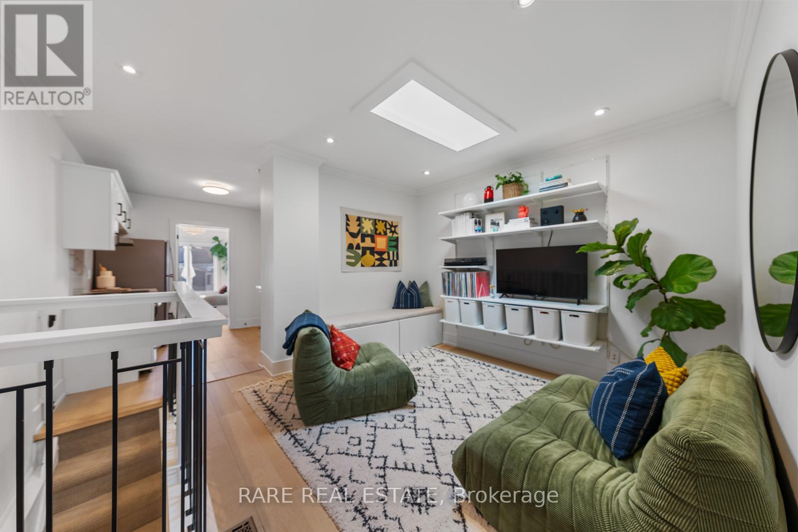 283 Chisholm Avenue, Toronto, Ontario  M4C 4W5 - Photo 6 - E13019246