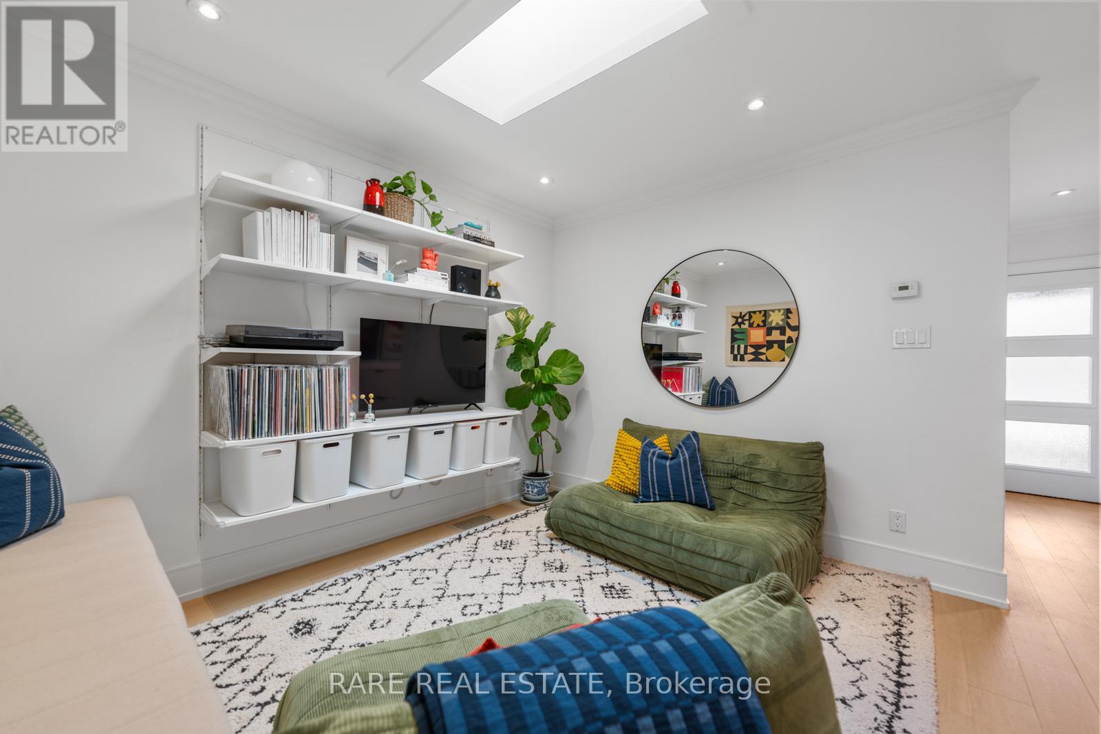 283 Chisholm Avenue, Toronto, Ontario  M4C 4W5 - Photo 7 - E13019246