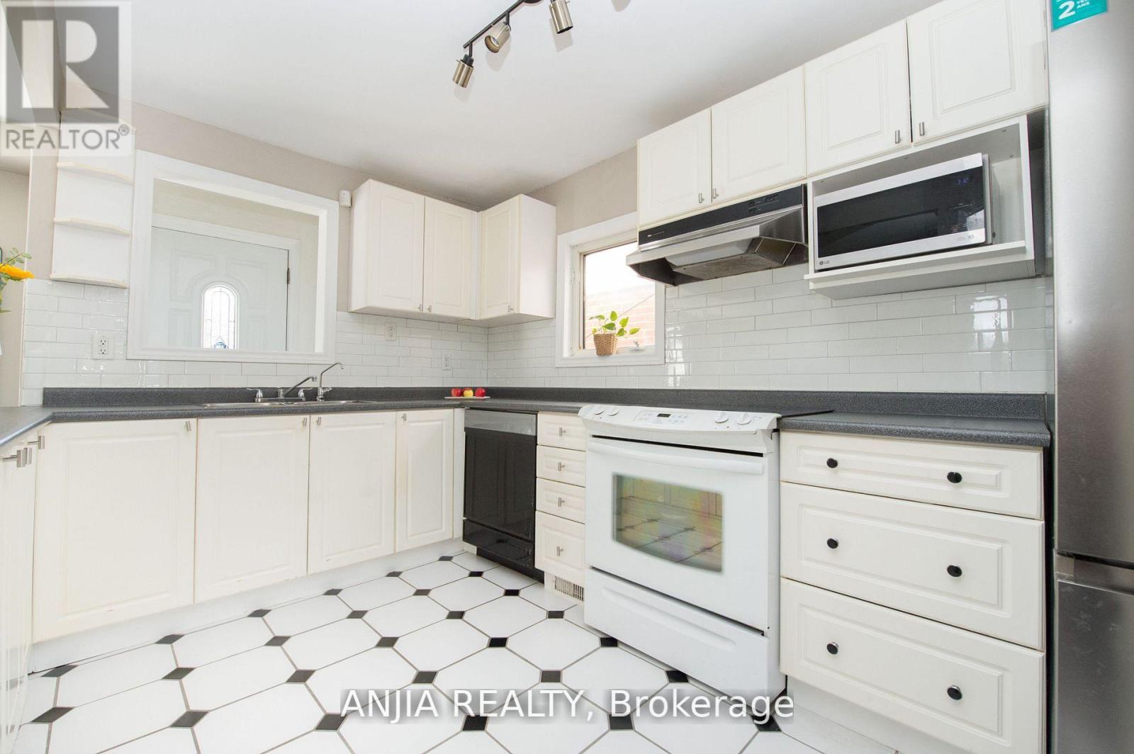 76 Adair Road, Toronto, Ontario  M4B 1V7 - Photo 7 - E13019410