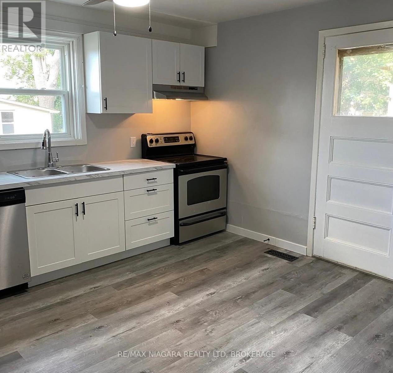 42 Niagara Street, St. Catharines, Ontario  L2R 4K9 - Photo 7 - X12998440