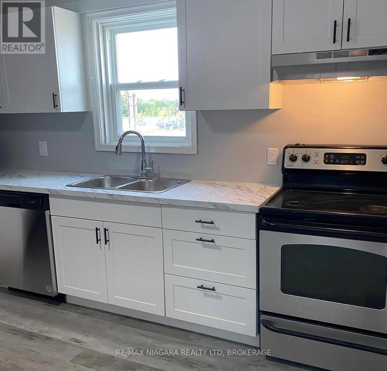 42 Niagara Street, St. Catharines, Ontario  L2R 4K9 - Photo 6 - X12998440