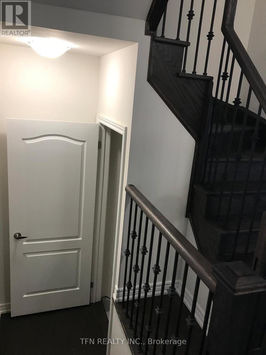 32 Spokanne Street, Brampton, Ontario  L6R 0B3 - Photo 4 - W13019184