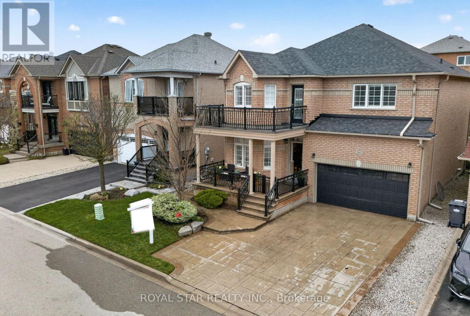 3841 Edgecliffe Run, Mississauga, Ontario  L5M 6N6 - Photo 2 - W13019280