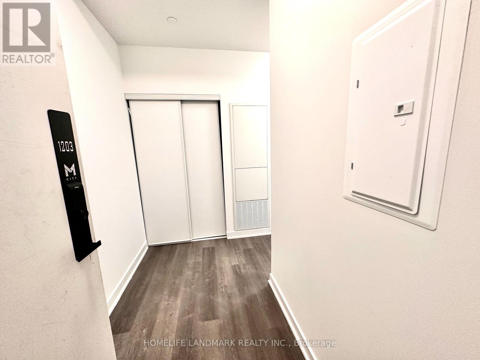 1203 - 3900 Confederation Parkway, Mississauga, Ontario  L5B 0M3 - Photo 3 - W13019292